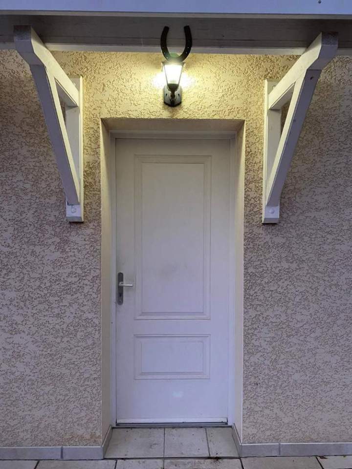 Porte d'entrée blanche équipée d'un auvent Bourgoin-Jallieu