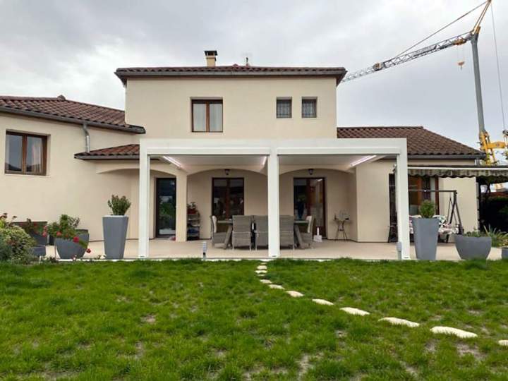 Pergola bioclimatique en aluminium installée sur une terrasseBourgoin-Jallieu