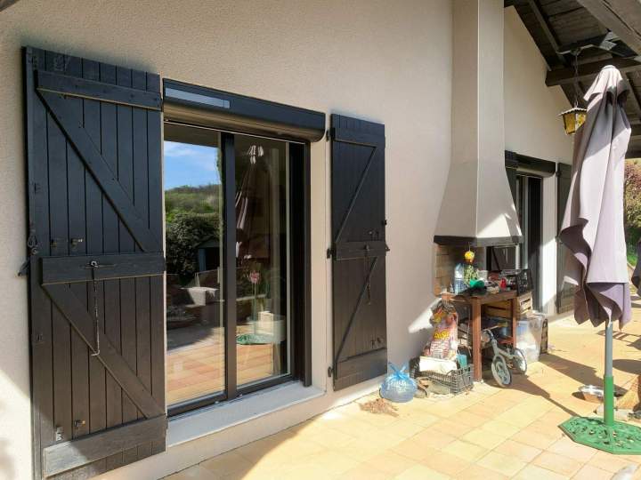 Porte d'entrée moderne en aluminium avec un panneau de verre décoratif Bourgoin-Jallieu