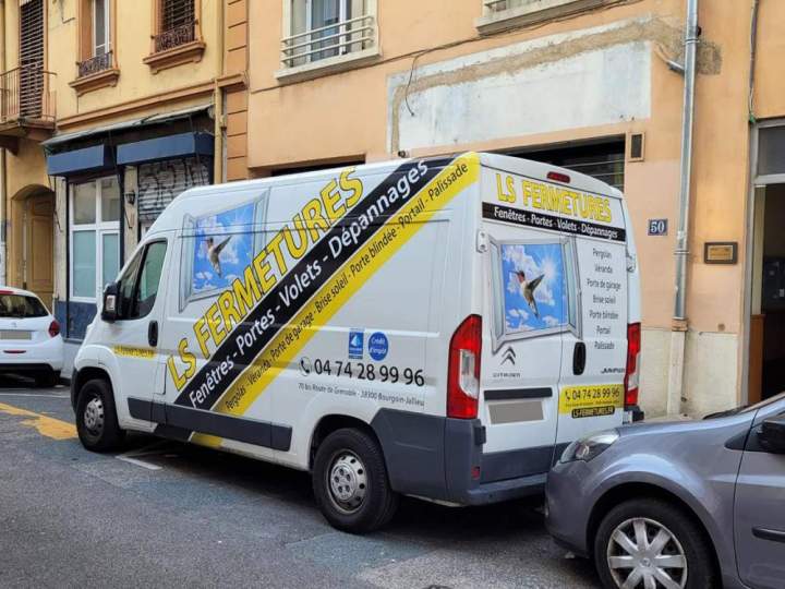 Véhicule utilitaire de l'entreprise LS Fermetures Bourgoin-Jallieu