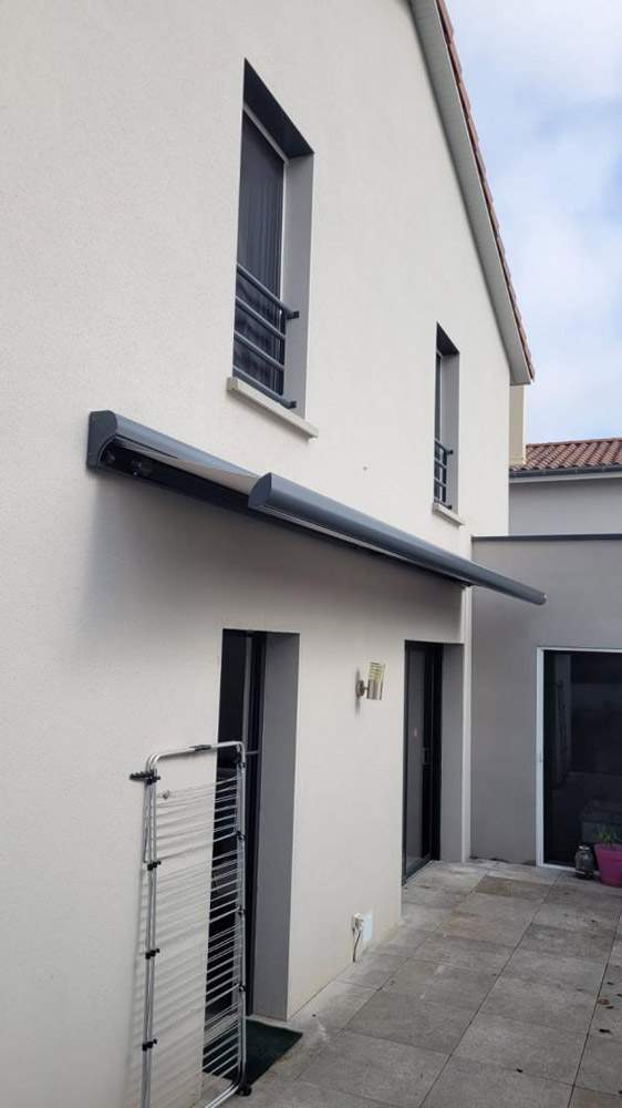 Store de terrasse, installé contre la façade d'une maison Bourgoin-Jallieu