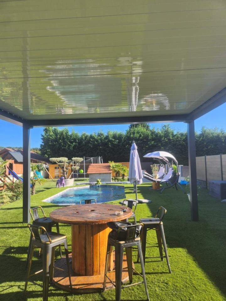 Pergola bioclimatique installée dans une jardin, près de l'une piscine Bourgoin-Jallieu 