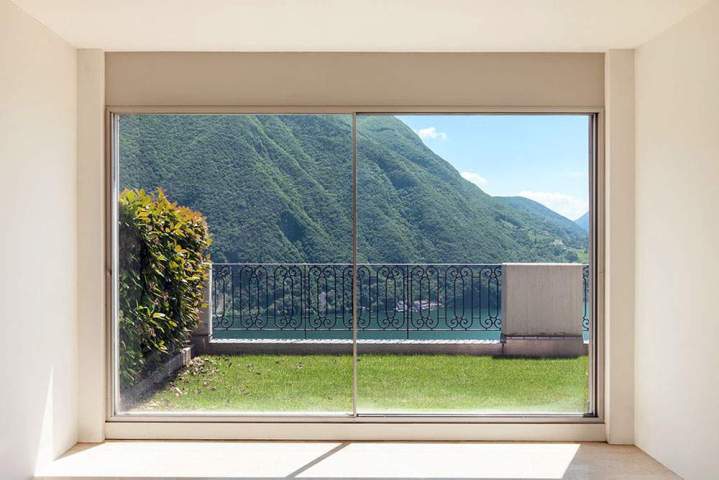 Véranda offrant une vue sur une montagne et un lac Bourgoin-Jallieu