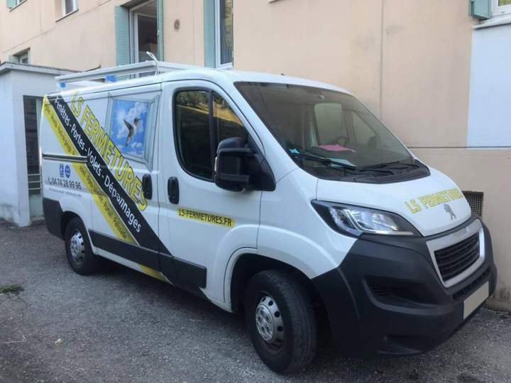 Véhicule de l'entreprise LS FERMETURES Bourgoin-Jallieu