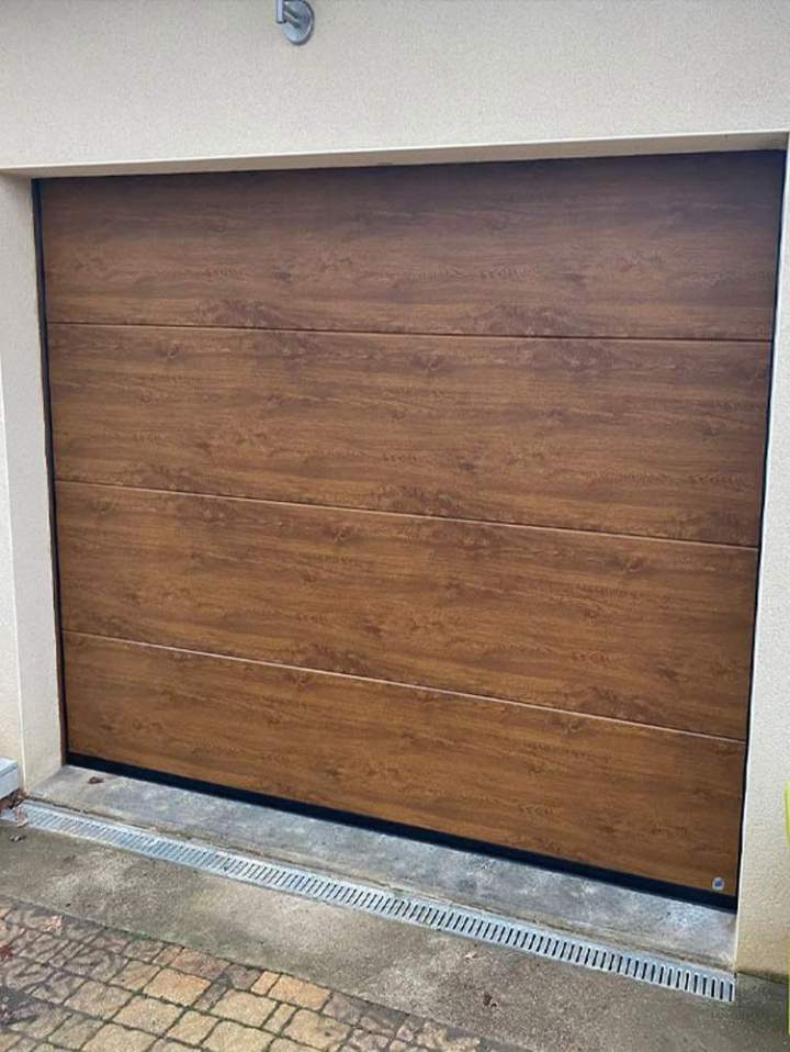 Porte de garage sectionnelle moderne avec une finition imitation bois Bourgoin-Jallieu