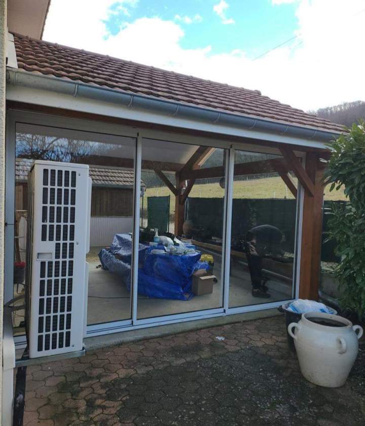 Véranda offrant une vue sur une montagne et un lac Bourgoin-Jallieu