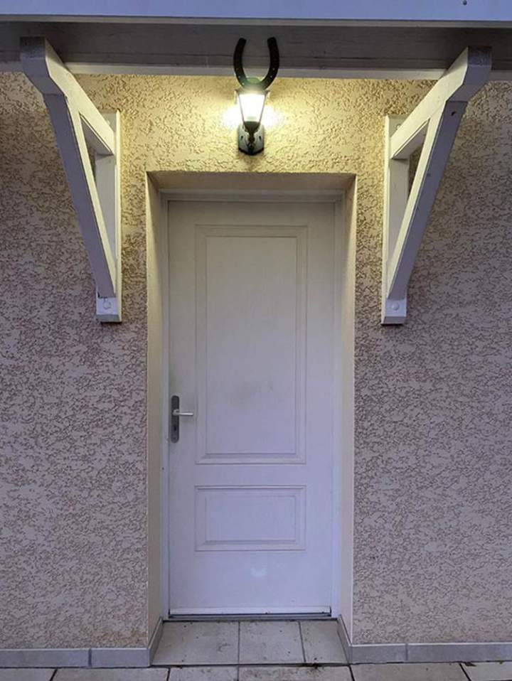 Porte d'entrée blanche surmontée Bourgoin-Jallieu